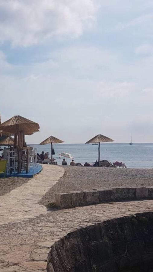 Sea Breeze Studio Hotel Pula Exterior photo