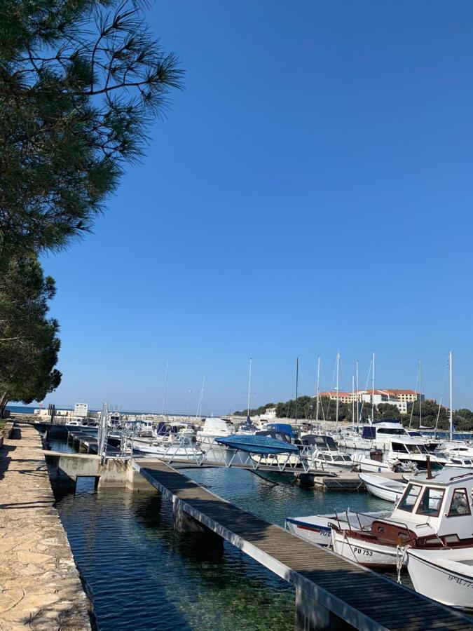 Sea Breeze Studio Hotel Pula Exterior photo